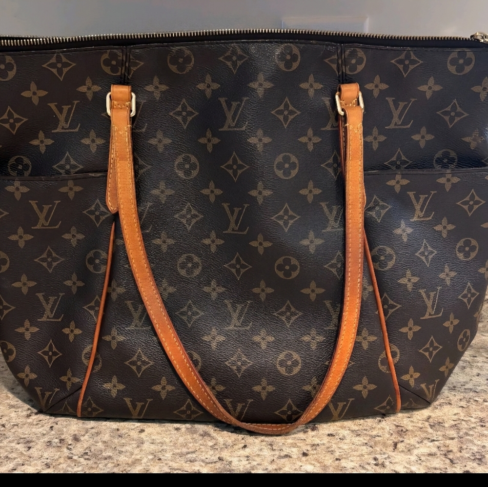 Louis Vuitton Totally MM Shoulder Bag